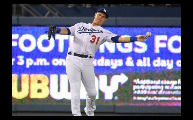 【MLB】ド軍外野手が粋な“ファンサービス”!?　背走好捕→男性とグータッチ「いい男」