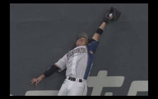 日本ハム近藤が圧巻の美技！　ジャンプ一番、臀部から着地もボール離さず