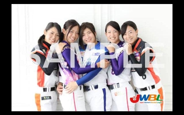 女子プロ野球ブロマイド写真が大ヒット中　第6弾は好評「取材オフショット」
