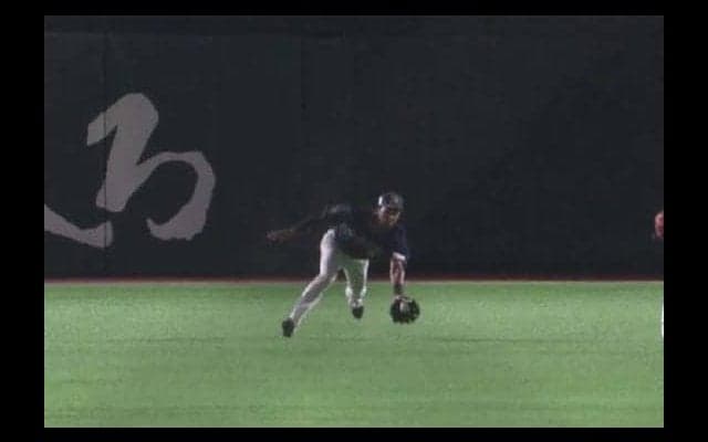 オリックス宗が華麗なダイビングキャッチ　捕球後2回転もボール離さず
