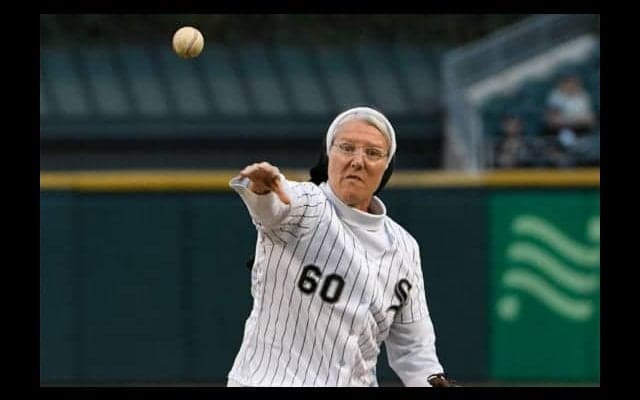 【MLB】今度は「チェンジアップ」!?　驚愕投球のスーパー修道女が2度目の始球式登板