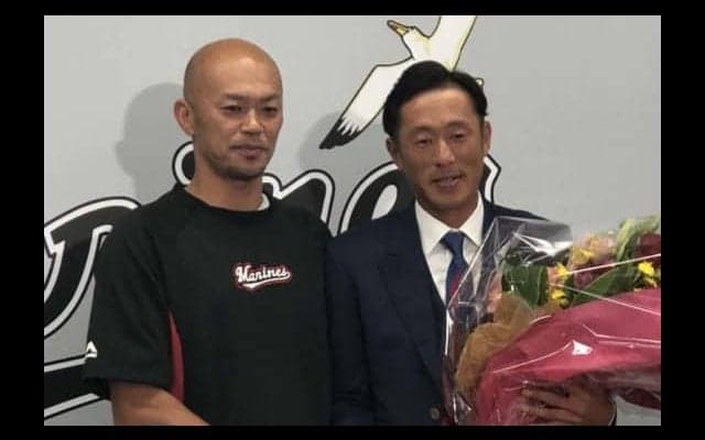 ロッテ岡田が引退会見、福浦の花束贈呈で涙　「12球団最高のファン」に感謝