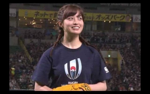 笑顔が眩しい　女優・橋本環奈さんが始球式で豪快フォーム披露