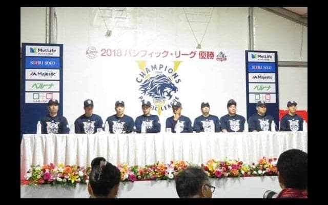 西武、歓喜のビールかけ　亡き森コーチも“参加”し喜び分かち合う