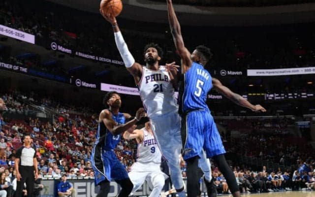 ジョエル・エンビード、『弟分』の新人モハメド・バンバにNBAの洗礼を浴びせる