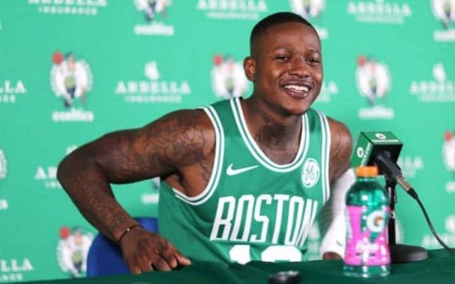 長らく服役していた父が出所、晴れ姿を見せる機会を心待ちにするテリー・ロジアー