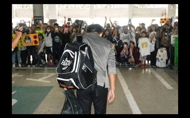 引退試合の鷹・本多、待ち受けたファンに深々一礼「力を振り絞って頑張ります」