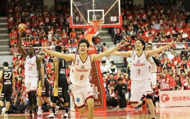 川崎ブレイブサンダース、エース不在も21点差からの逆転劇で千葉ジェッツに連勝