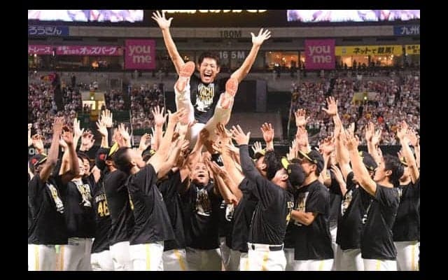 鷹サファテ、引退試合で2安打の本多を労う「そこにいたかったよ」