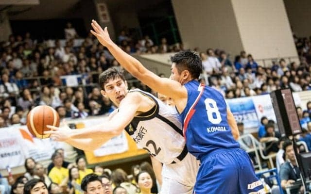 栃木ブレックス、B1デビューの福岡に苦戦するもライアン・ロシターの大活躍で勝利