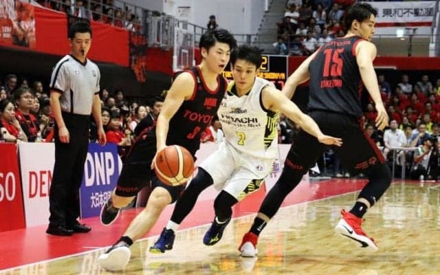 アルバルク東京、田中大貴が欠場しても層の厚さで粘る渋谷を振りきり開幕連勝発進