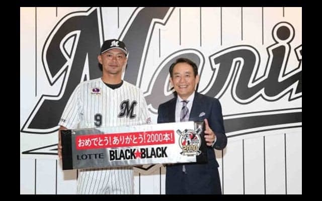2000安打のロッテ福浦に長さ90センチのブラックブラックガム贈呈