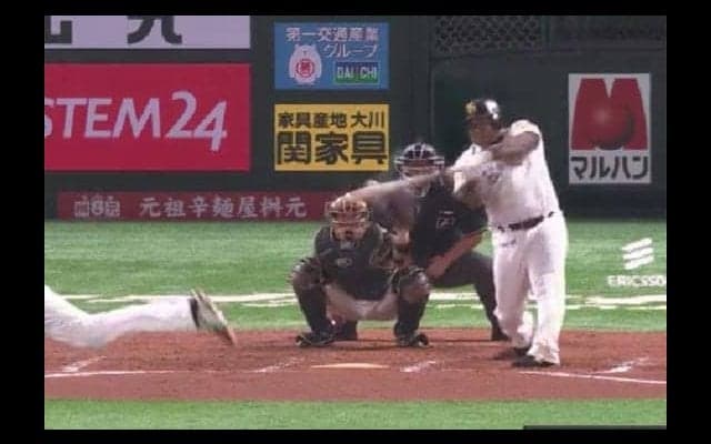 鷹デスパイネが飛距離132メートル超特大弾！　2打席連発＆CS3戦3発の大当たり