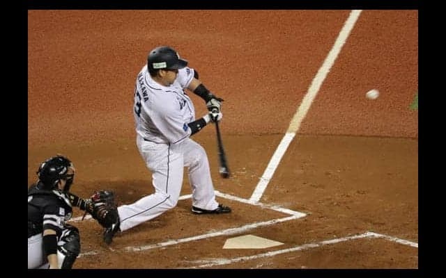西武・山川、反撃のソロ！　天井直撃ファウル→バックスクリーン左へ