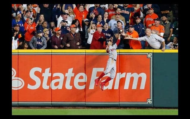 【MLB】アルトゥーベの“幻の一発”、米記者は判定を続々批判「酷い」「不快」「説明を」