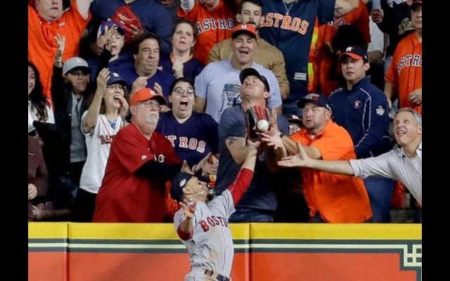 【MLB】アルトゥーベの“幻の一発”？　ベッツの美技？　柵越え打球がファンの“妨害”で右飛に