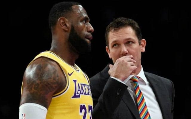 明日開幕戦を迎える新生レイカーズ、指揮官はレブロンの出場時間について言及