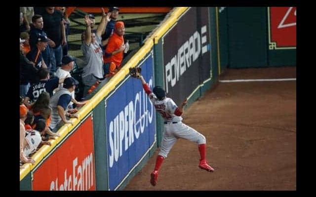 【MLB】ベッツ本塁打強奪キャッチ　フェンス際飛球にファン後ずさり「昨日から学んだ」