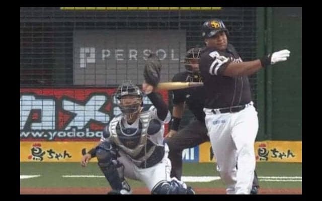 西武森が初回に交代のアクシデント、左手首に鷹デスパイネのバットが当たる