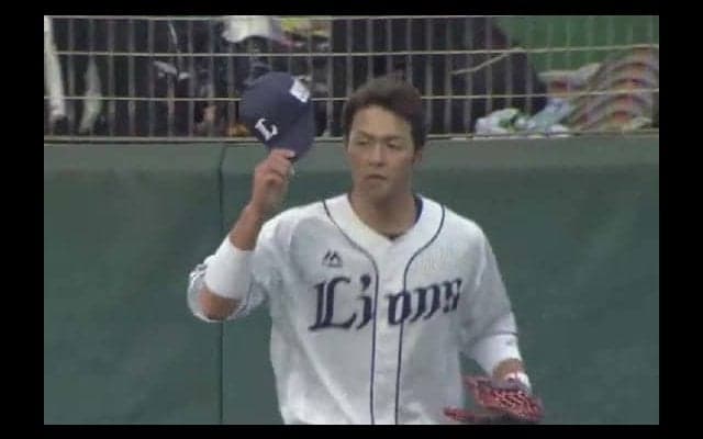 ファン総立ち、西武木村の超美技が凄い！　右翼フェンス激突もボール死守