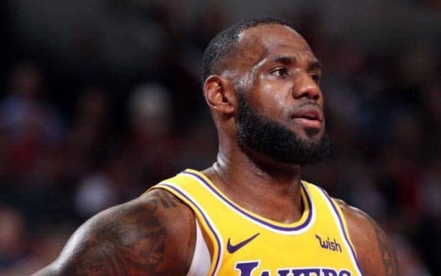 レブロンのLAデビュー戦で大乱闘騒ぎ、レイカーズは強豪ロケッツに肉薄するも惜敗