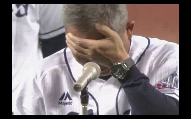 西武辻監督、セレモニーで号泣　嗚咽漏らし「悔しい」、試合後に来季続投が正式決定