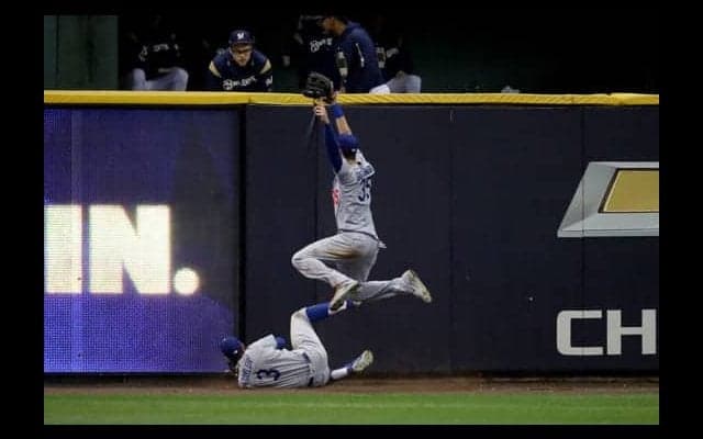 【MLB】危機救うド軍左翼手の超絶キャッチにファン絶叫「ありがとう！」　「気絶する」
