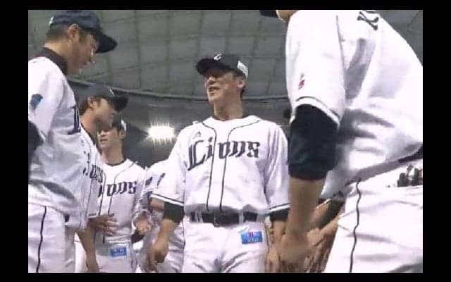 引退の西武・松井稼頭央、最後に遊撃に手を当てて別れ「育ててもらった場所」