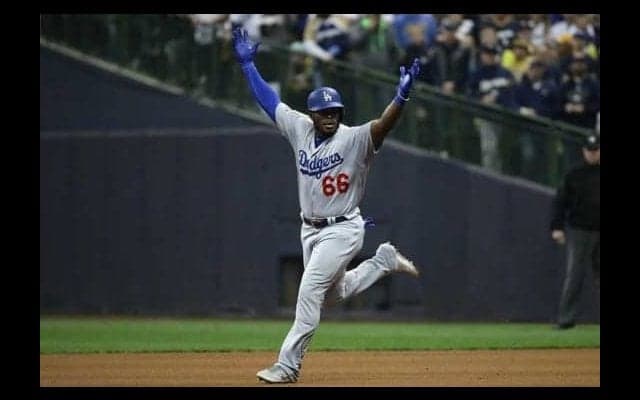 【MLB】プイグはシャンパンファイトでも“暴れ馬”!?　豪快“水浴びせ”動画に「超笑える」