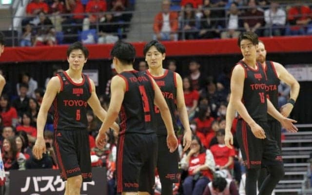 アルバルク東京が鉄壁の守備で川崎ブレイブサンダースを粉砕、強豪対決で連勝する