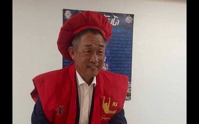 還暦の西武辻監督、赤いちゃんちゃんこでくじ引き“勝利”願う「左手で引く」