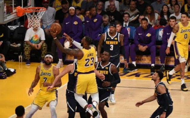 『コービー御前試合』でレブロンがトリプル・ダブル、レイカーズがホーム初勝利