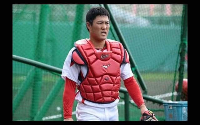 王者・広島を支える3番手捕手　磯村はなぜ「チームに欠かせない存在」なのか