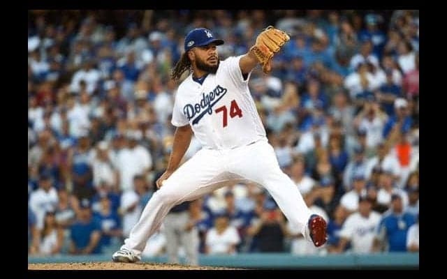 【MLB】ド軍守護神ジャンセンの貴重な捕手時代映像　膝つき二塁送球に解説「ロケット」