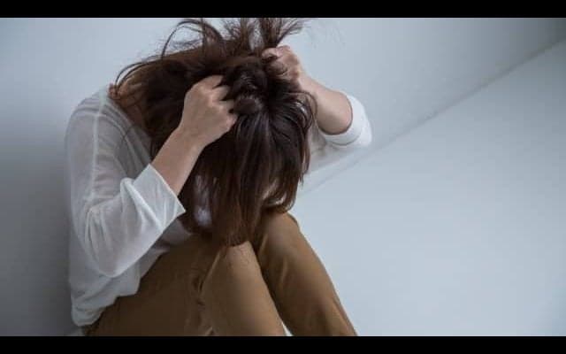 すぐ泣く、涙が出る人必見！ひょっとするとうつ病の初期症状かも…