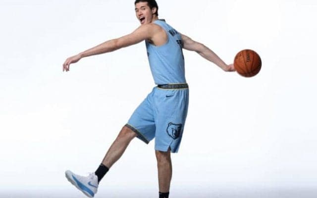 渡邊雄太が日本人2人目のNBAデビュー！ フリースローで2得点、2リバウンドを記録