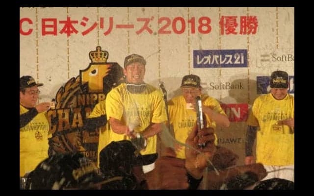鷹、歓喜のビールかけ　柳田「日本一の乾杯の音頭いただきます！　最高～！」3000本が20分で泡