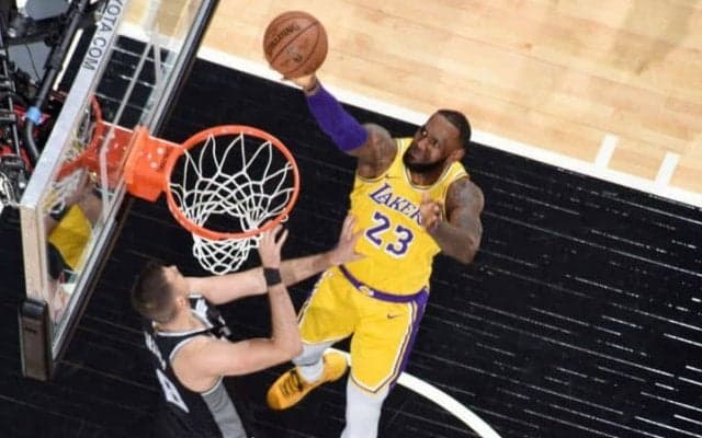 キングスの好調オフェンスを封じたレイカーズ、今シーズン初の勝率5割に到達