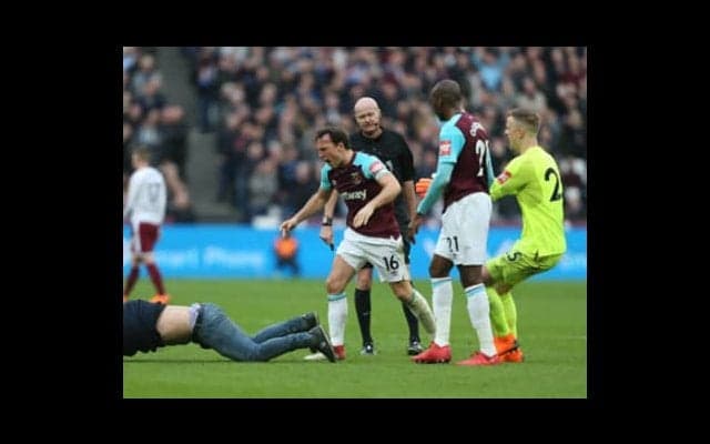 名門クラブの救世主だった富豪は、なぜ「サポーターの敵」になったのか？