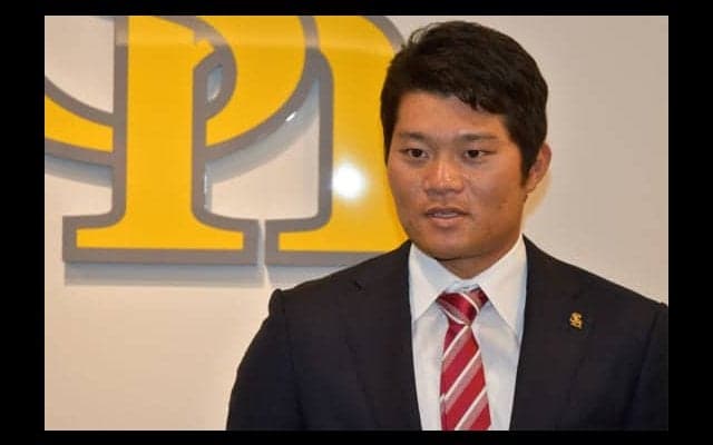 ホークス美間が2度目の交渉でサイン　「バッティングで結果を出さないと」