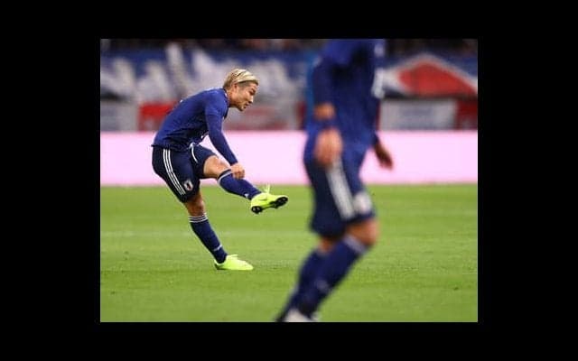 長友佑都を追うレフティ。代表左SB定位置争いに山中亮輔が名乗り