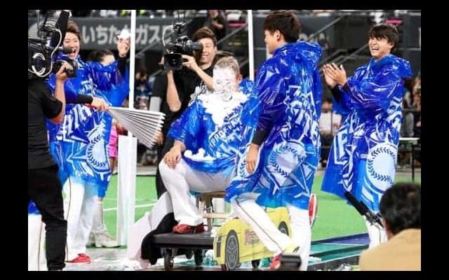 日ハム中田が後輩威嚇もクリームまみれに　杉谷「あとこれ2年できますから」