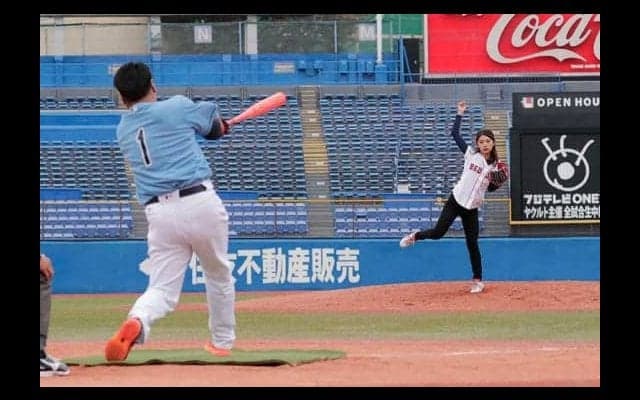 美しき「野球女子」坪井ミサトが笑顔で魅了　岩村氏との1打席対決に勝利