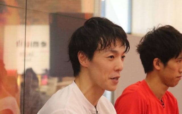 アキラ100％、「卓球×裸芸」の新境地の動画披露　「卓球界のアキラ100％」もコメント