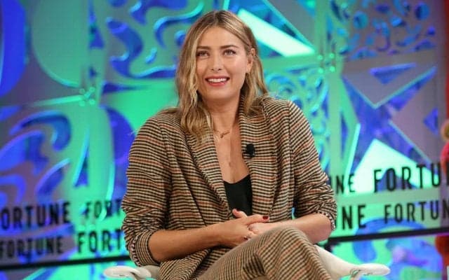 選手がバカンスに集まるネッカー島。シャラポワも有名実業家からチェスレッスンを受ける。