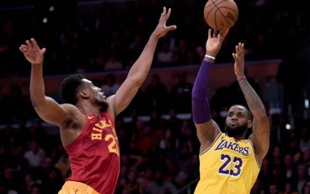 レブロンの終盤の12得点でレイカーズが勝利も、進まない『キング』頼みからの脱却