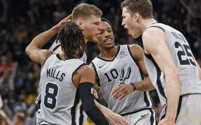 ダービス・ベルターンス＆ヤコブ・パートル、スパーズの伏兵がレイカーズを粉砕