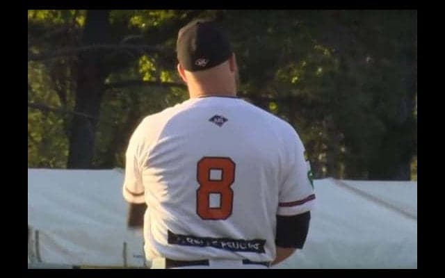 珍客乱入で試合開始遅延…原因はまさかの「馬」！　DeNA今永らハプニングに遭遇