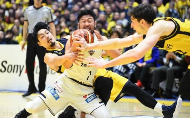 ロシターのリーグ新記録52得点も及ばず、再延長の末に栃木が琉球に競り負ける