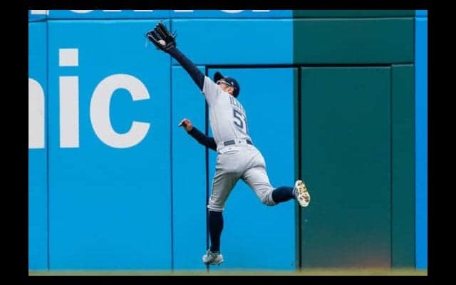 イチローの本塁打“強奪”で幕開け…MLB公式の2018年フェンス際美技集が凄い